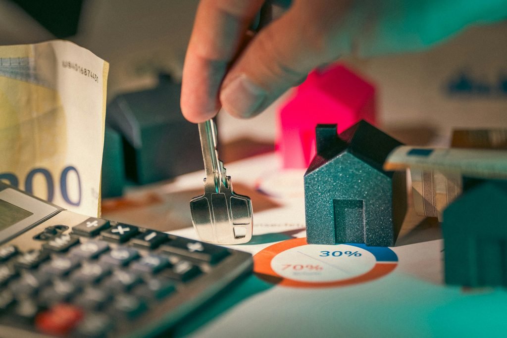 City apartment and calculator, representing budgeting for high housing costs